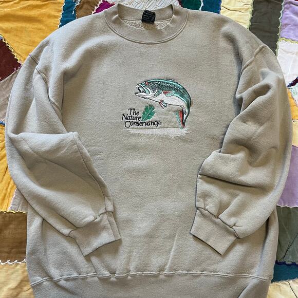 Vintage ‘The Nature Conservancy’ Bass Fish Embroidered Beige Crewneck Large - Picture 1 of 6